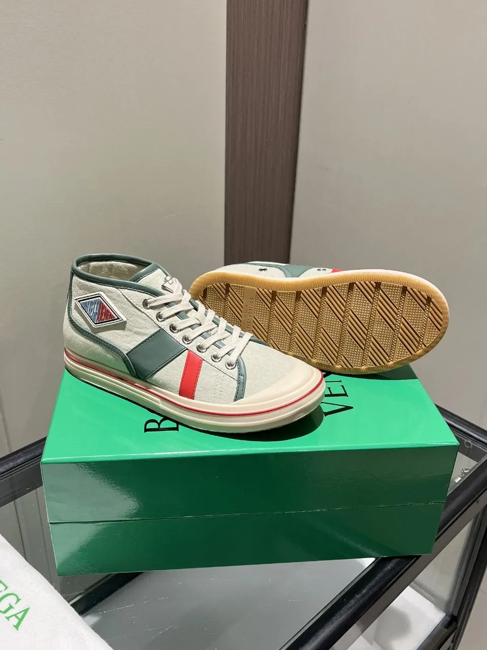 p540🐮🐮Bottega Veneta BV's latest Eliot series, retro basketball shoes, casual sports canvas shoes, become gods when they are launched! [Celebration] [Celebration] A 1:1 copy of the original version, [Fireworks] original material, [Fireworks] original color system, inspired by retro basketball sneakers, the color combination highlights youthful vitality, and perfectly interprets the theme of youth and childlike innocence. The details are also very particular. The summer canvas brings excellent durability and comfort. Designs such as calfskin trim, rubber toe caps and hand-painted retro red lines are full of retro feel. The round toe and convex sole add a modern feel and are suitable for various styles. Easily create a fashionable atmosphere. The upper foot is the focus...can be worn as a couple's shoes...each shoe has more taste and attitude! Fabric: Original customized high-density canvas + cowhide Lining: Original customized breathable canvas Insole: movable latex cowhide insole. Sole: original molded non-slip and wear-resistant TPU material. Sole thickness: 3cm. Size: women's size 35#-40#, men's size 39#-45#.